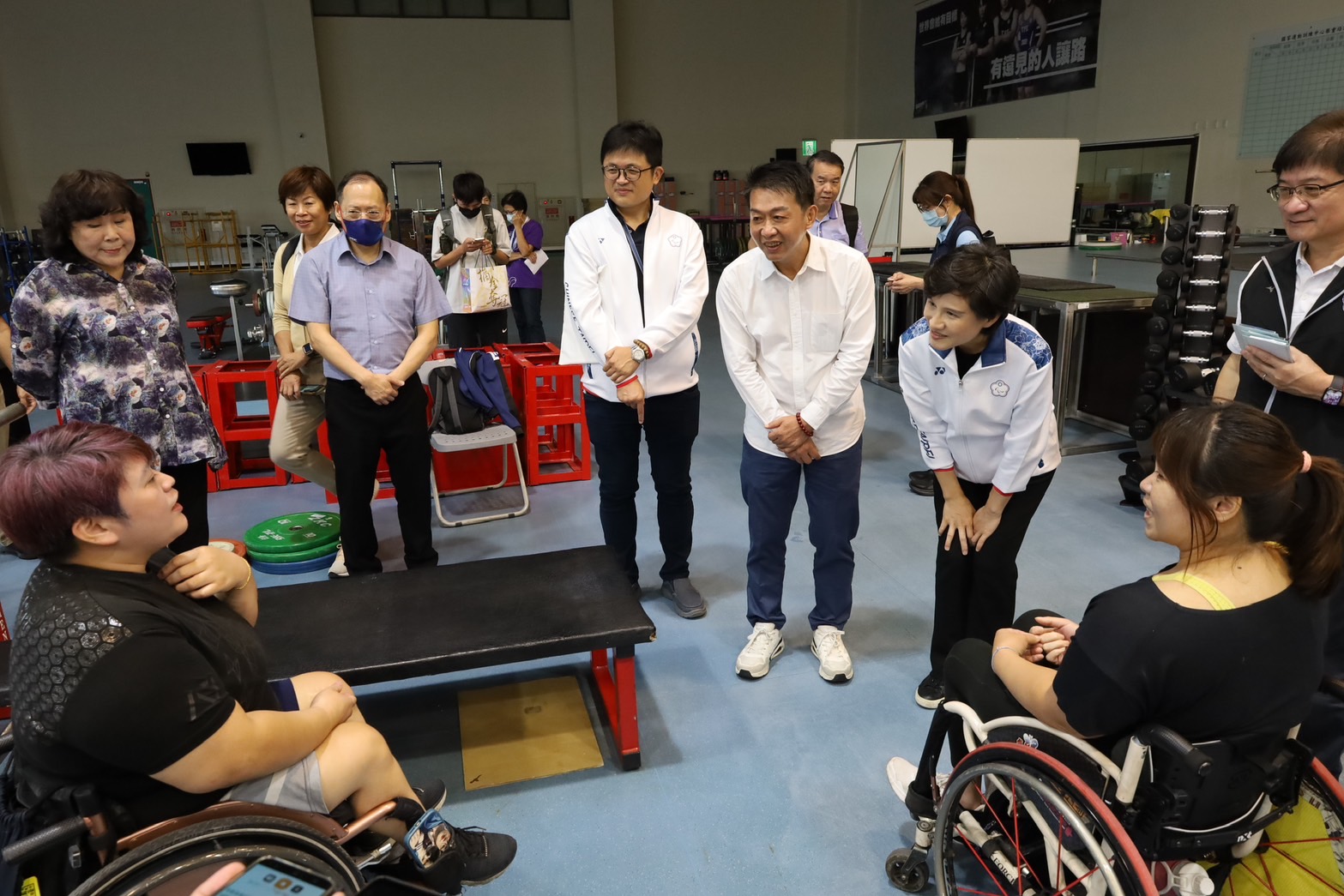 (圖)For the first time, Paralympic athletes have been stationed at the National Sports Training Center for long-term training, so they can prepare for competition with peace of mind in a complete logistical support environment (On the right is powerlifter Lin Tzu-hui, and on the left is Lin Ya-Hsuan)